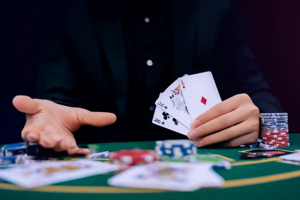 Um jogador usando seu smartphone durante um evento festivo local, representando o cassino totalmente compatível com dispositivos móveis do 615BET.