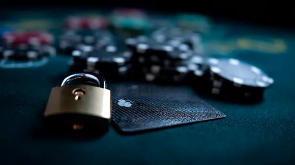 Um laptop brilhando com uma tela de login em um ambiente minimalista, simbolizando o sistema de acesso protegido do 615BET.